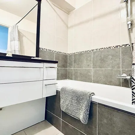 2 Bed In Walk To & Old Town! Apartmán Antibes
