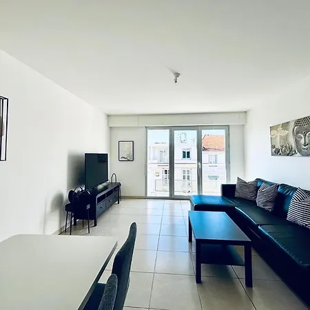 2 Bed In Walk To & Old Town! Antibes