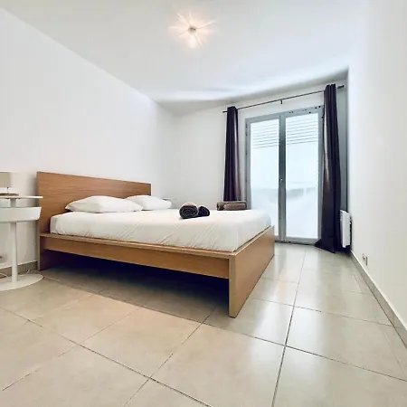 2 Bed In Walk To & Old Town! * Antibes